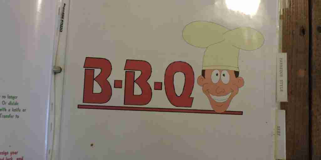 BBQ Κεφάλαιο Σελίδα για ένα οικογενειακό βιβλίο μαγειρικής με ένα γραφικό ενός άνδρα σε ένα καπέλο ενός σεφ